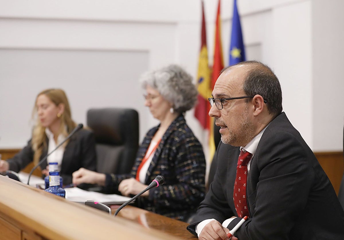 Pablo Bellido, en primer plano, durante su intervención en las jornadas de Derecho Parlamnetario
