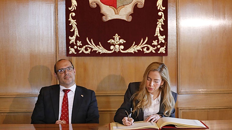 La presidenta del parlamento de La Rioja, Marta Fernández firma en el Libro de Honor