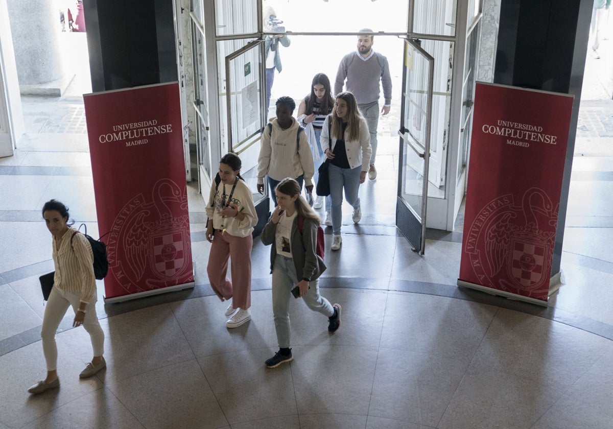 Estudiantes en una facultad de la Universidad Complutense