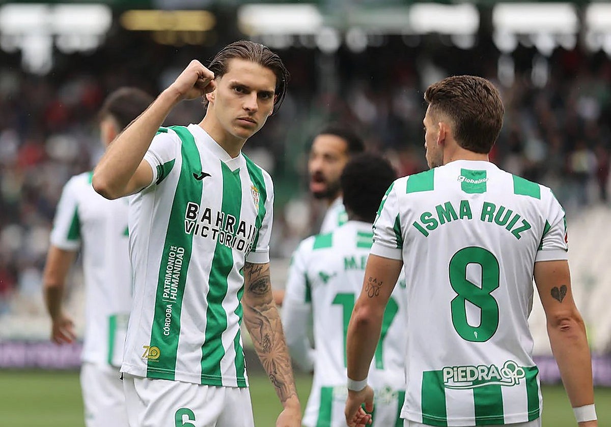 El mediocentro blanquiverde Álex Sala celebra un gol en El Arcángel