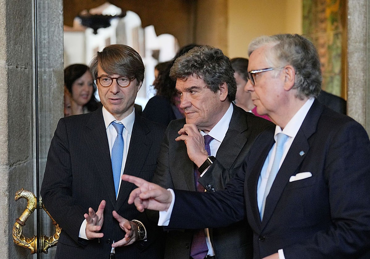 José Luis Escrivá (centro) junto a Miguel Corgos (izq.) y Manuel Vieites (der.)