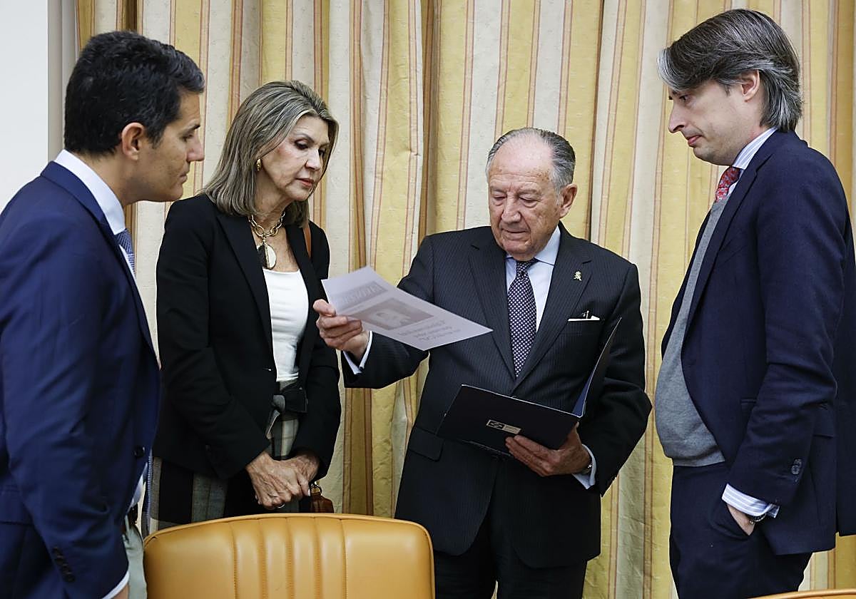 El exdirector del Centro Nacional de Inteligencia (CNI) Félix Sanz Roldán (2d), en el Congreso, en noviembre de 2024