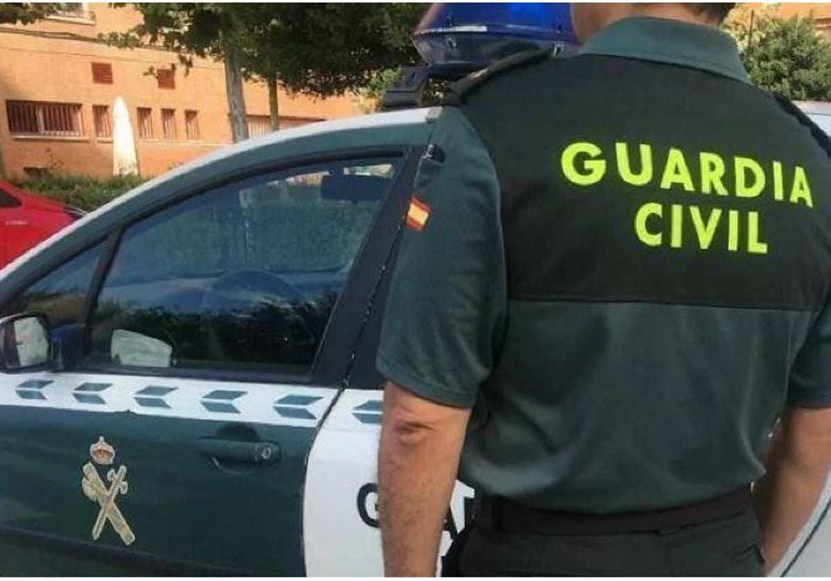 Un agente de la Guardia Civil