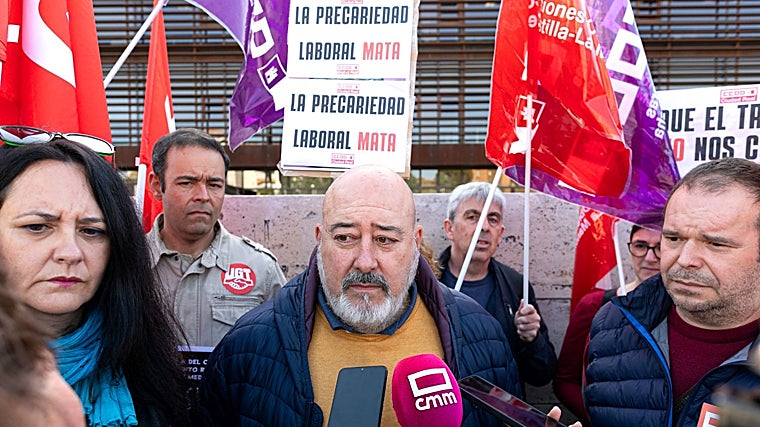 Francisco Peces atiende a los medios de comunicaciones junto a Estrella Fernández (UGT) y Antonio Romero (CCOO)