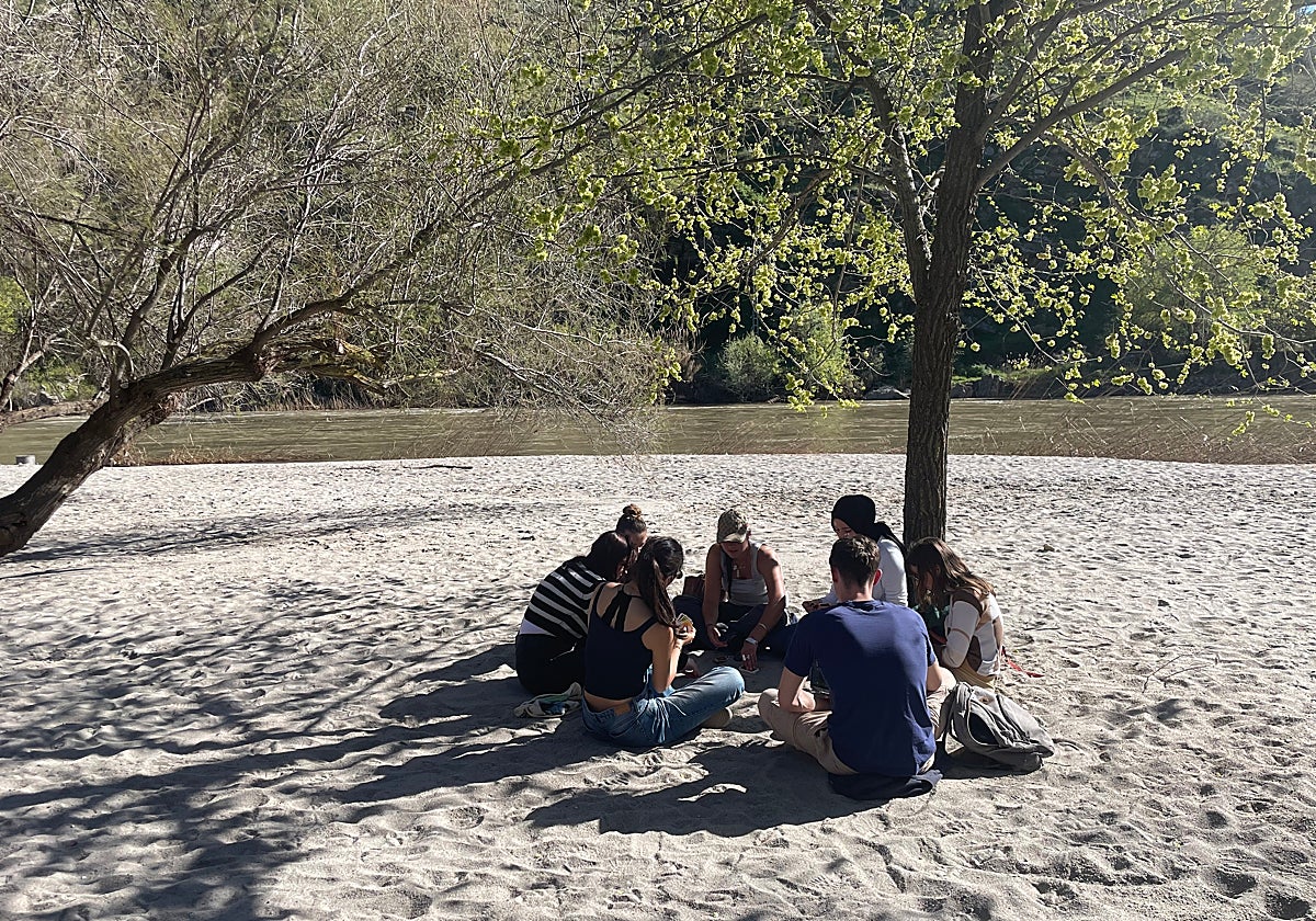 Un grupo de amigos junto al Tajo sentados en la nueva playa que ha 'regalado' el río
