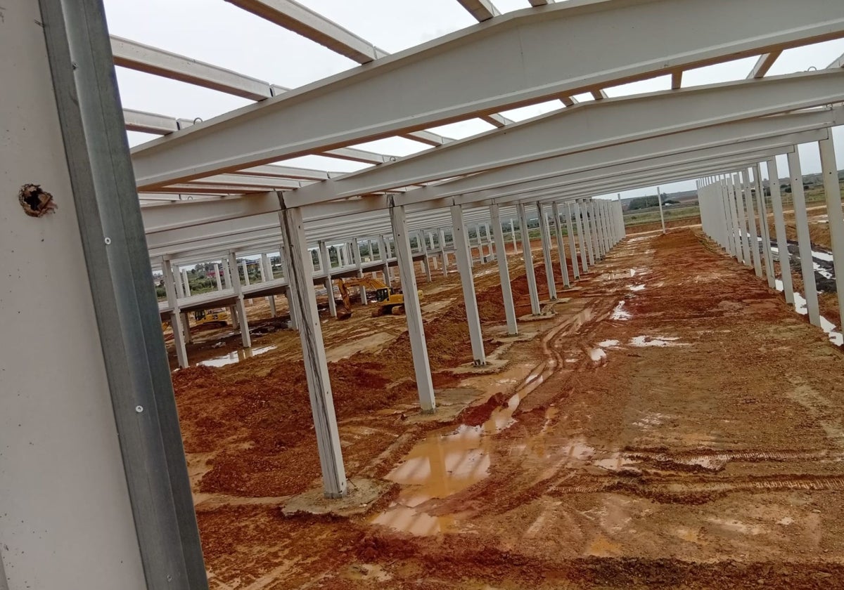 Charcos en las obras de la macroplanta por las intensas lluvias