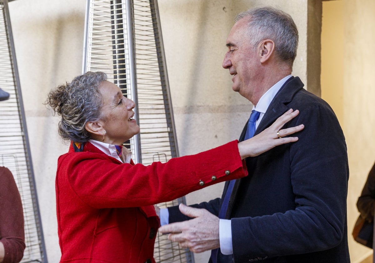 La directora de Titirimundi, Marián Palma, presenta junto al alcalde de Segovia, José Mazarías, la nueva edición de 'Titirimundi'