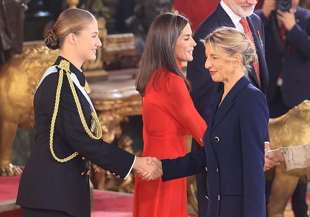 La Princesa Leonor saluda a Yolanda Díaz durante la recepción en el Palacio Real con motivo del Día de la Fiesta Nacional