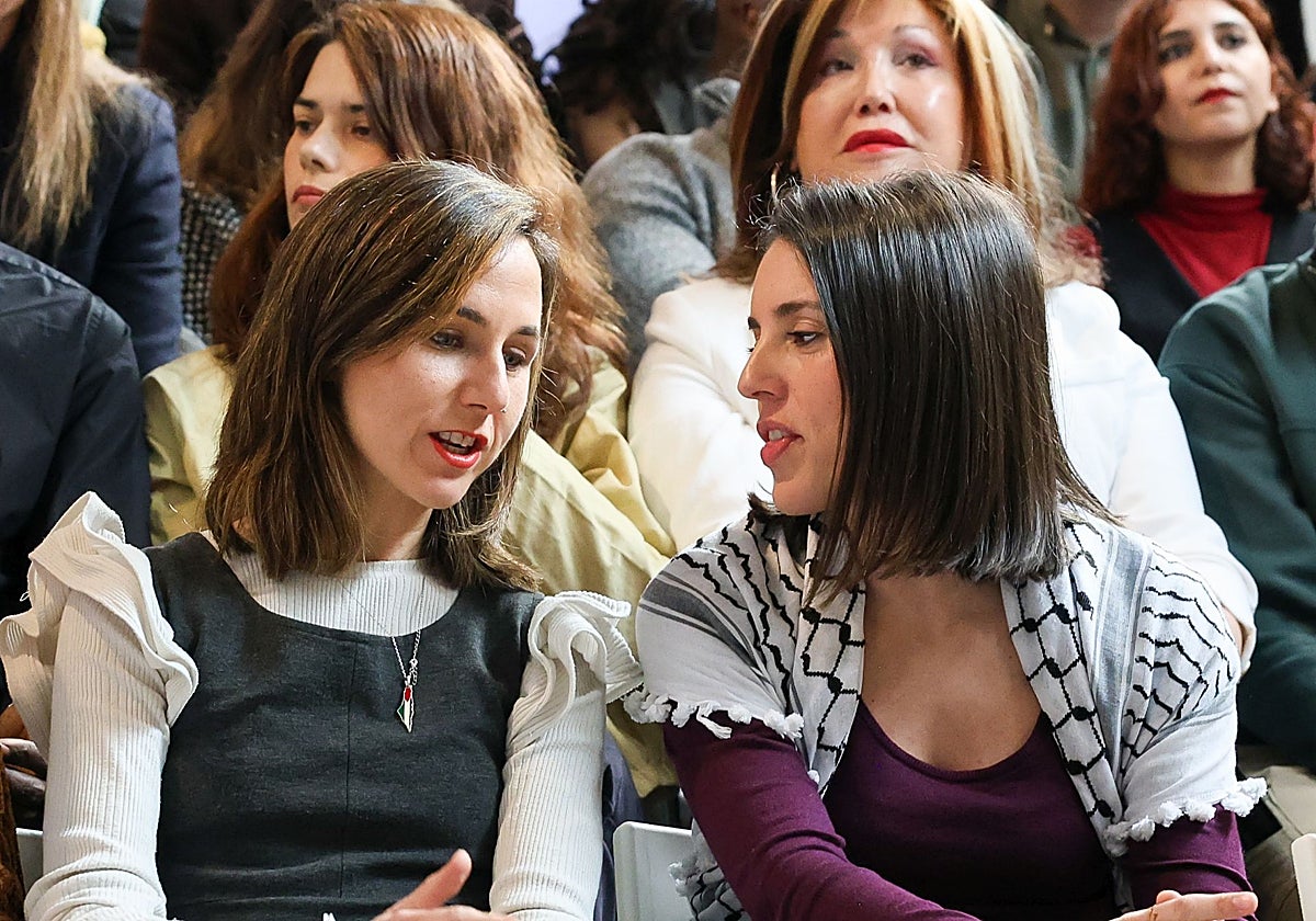 La secretaria general de Podemos, Ione Belarra, conversa con su compañera Irene Montero durante la presentación de su lista al Consejo Ciudadano Estatal del partido