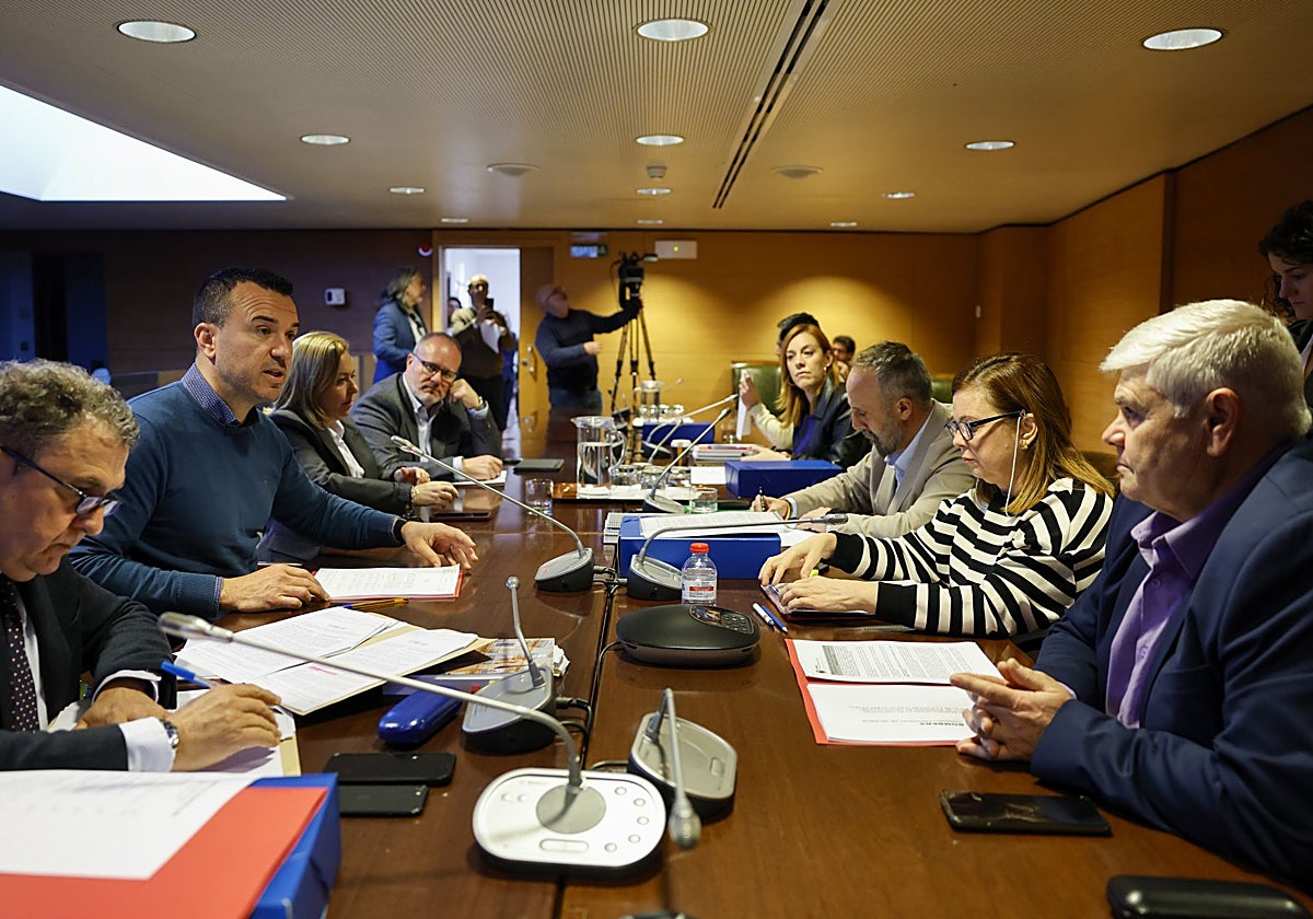 Imagen de José Miguel Basset (derecha) el martes durante la comisión de investigación sobre la dana en la Diputación de Valencia