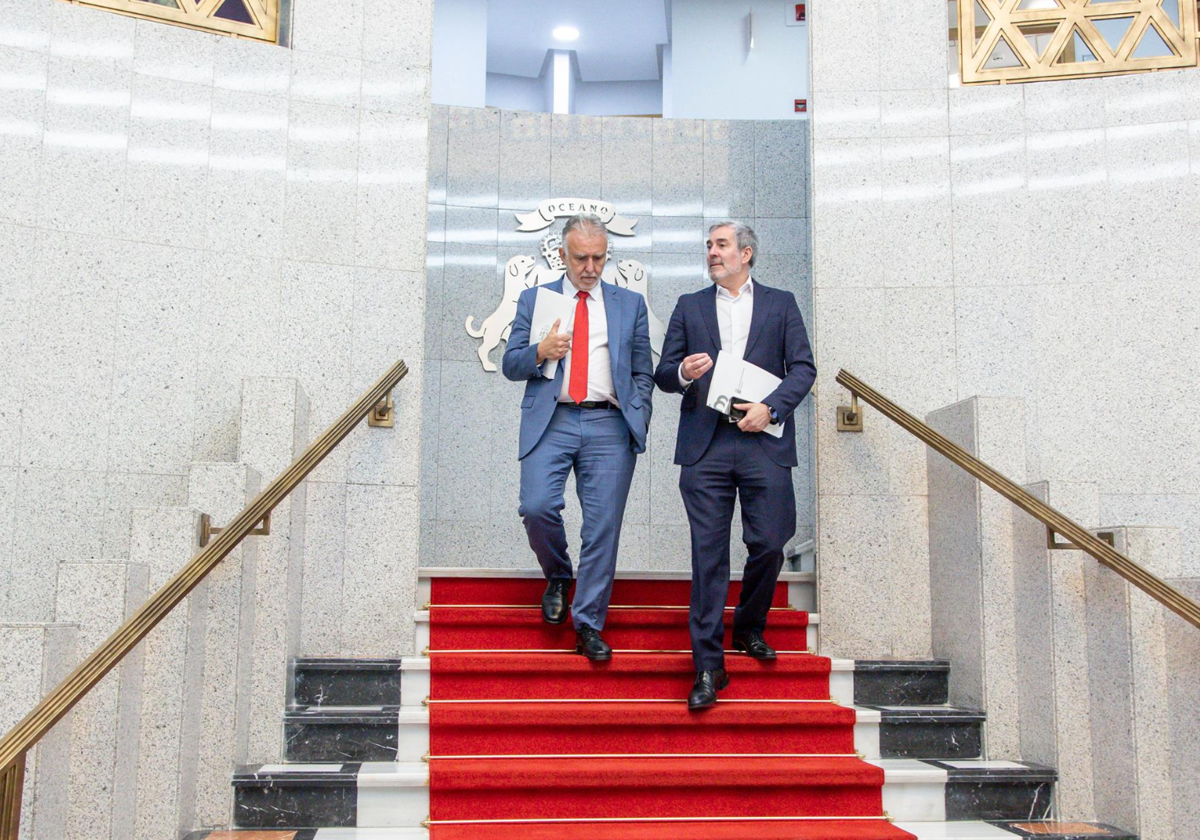 El ministro de Política Territorial, Ángel Víctor Torres (i), y el presidente de Canarias, Fernando Clavijo el 22 de abril