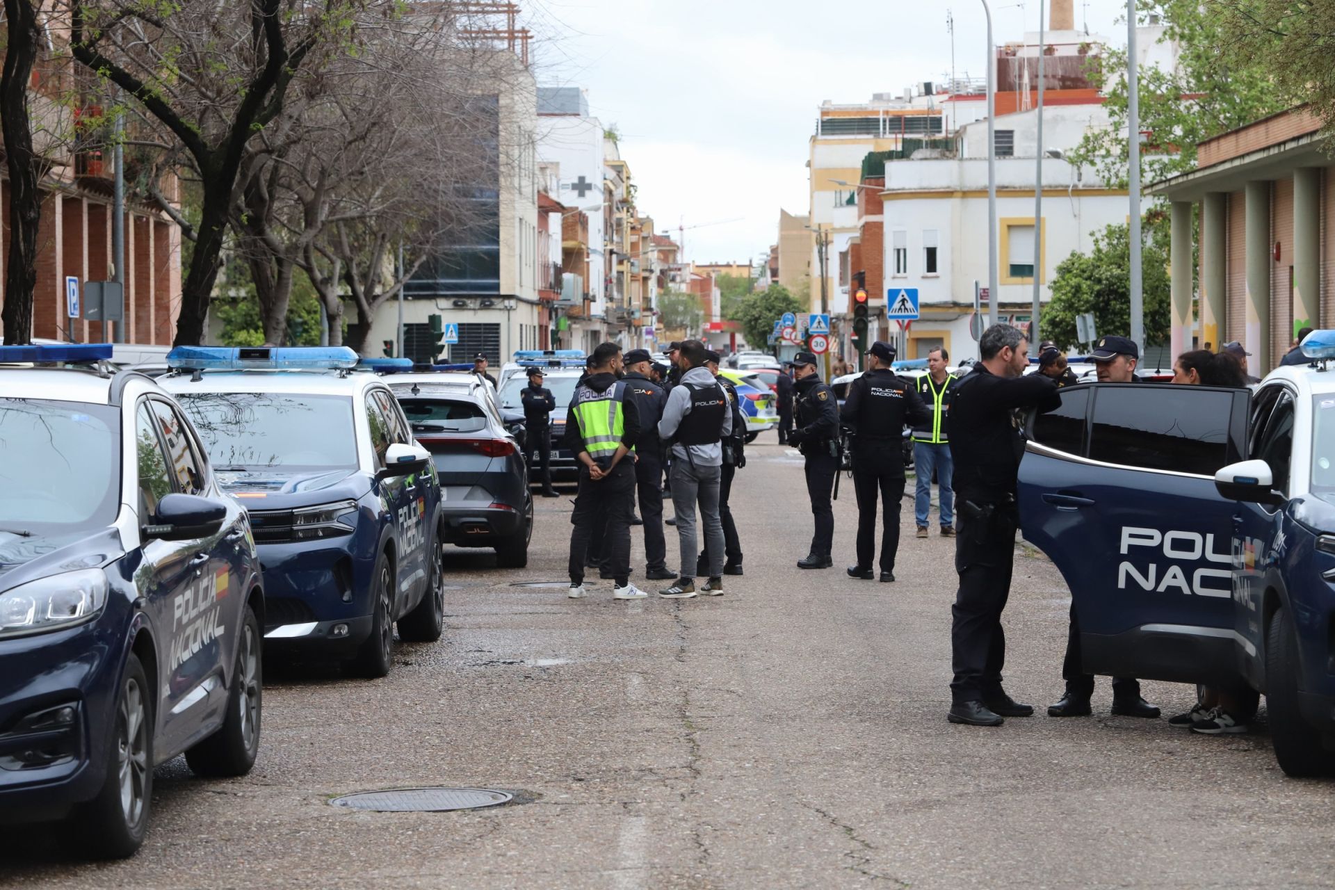 El despliegue policial por el apuñalamiento mortal en Las Moreras, en imágenes