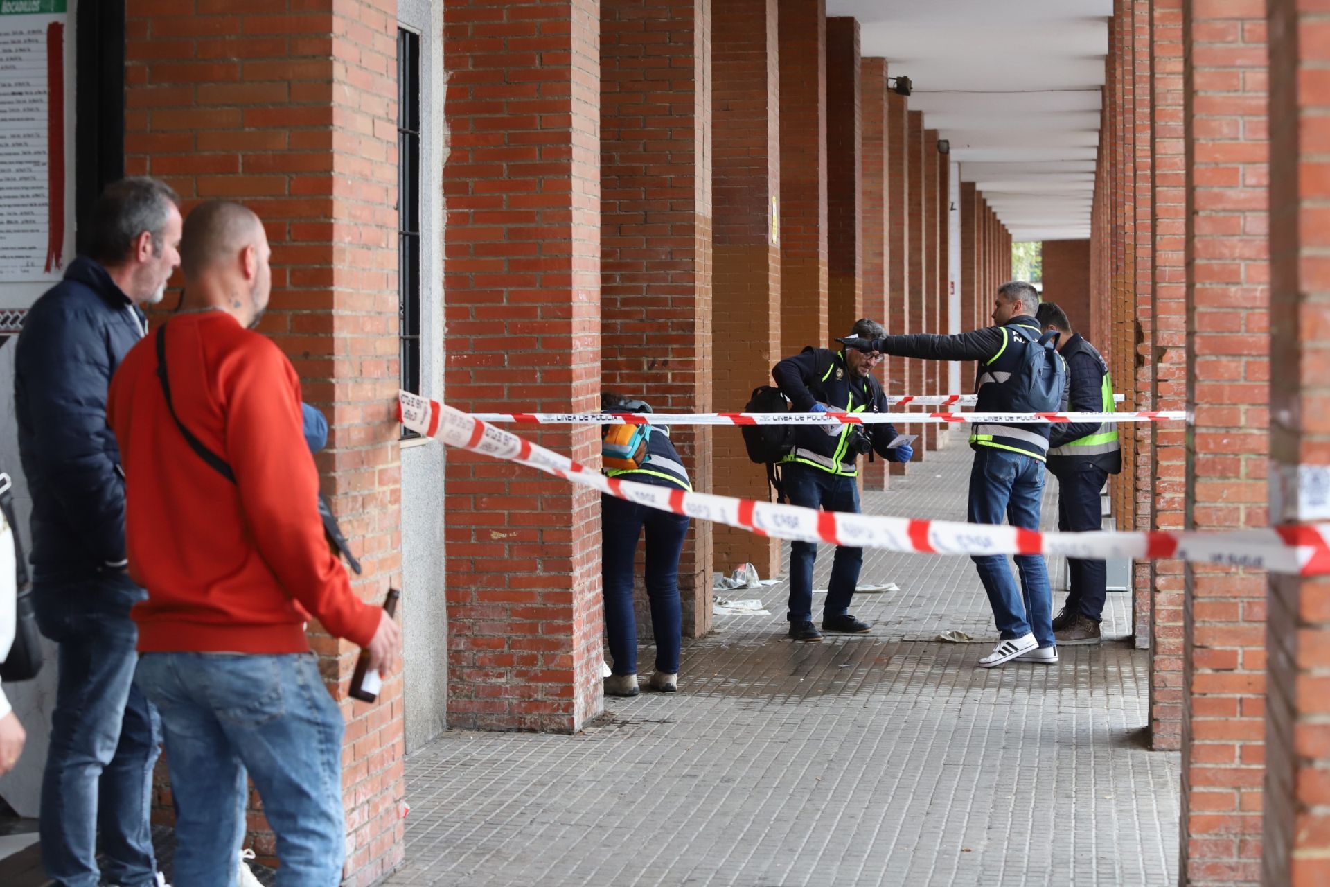 El despliegue policial por el apuñalamiento mortal en Las Moreras, en imágenes