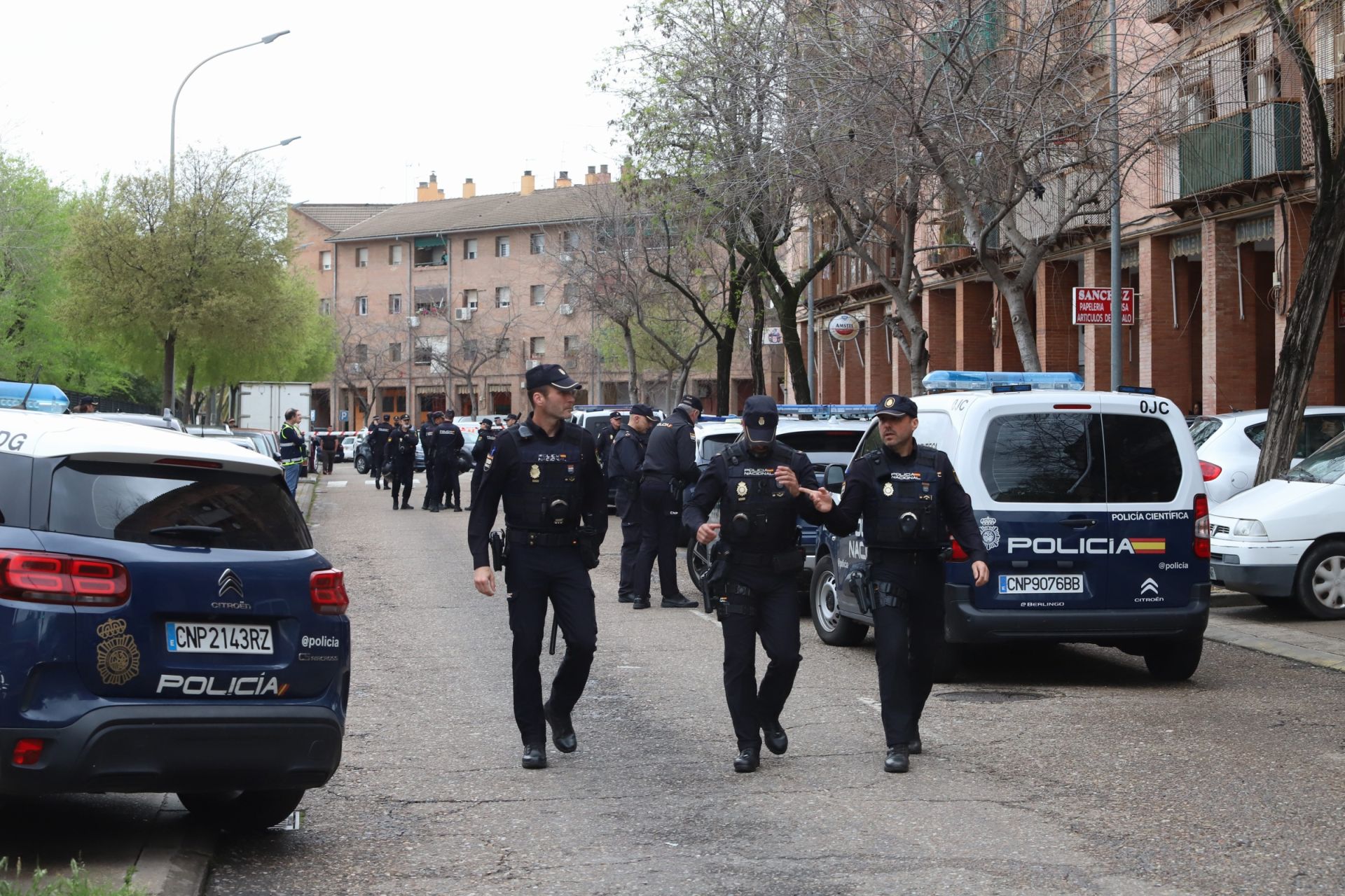 El despliegue policial por el apuñalamiento mortal en Las Moreras, en imágenes