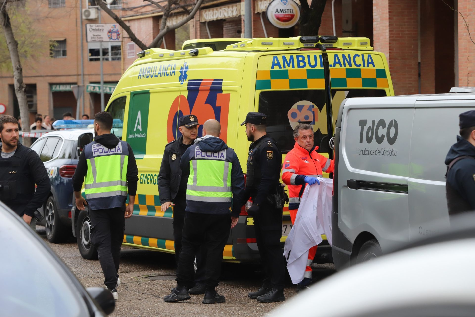 El despliegue policial por el apuñalamiento mortal en Las Moreras, en imágenes