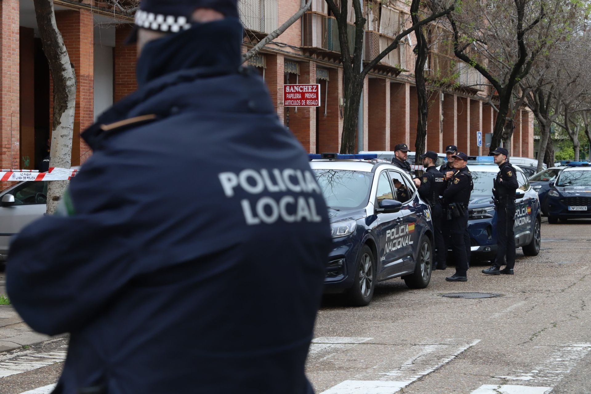 El despliegue policial por el apuñalamiento mortal en Las Moreras, en imágenes