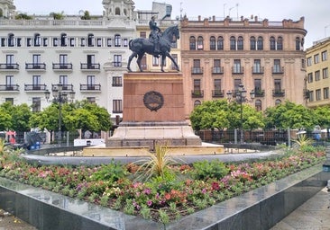 El Ayuntamiento cambia el 'look' de la emblemática fuente de Las Tendillas y el Gran Capitán