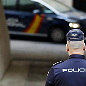 Dos agentes de la Policía Nacional salvan a contrarreloj la vida de un bebé que se asfixiaba en Las Palmas