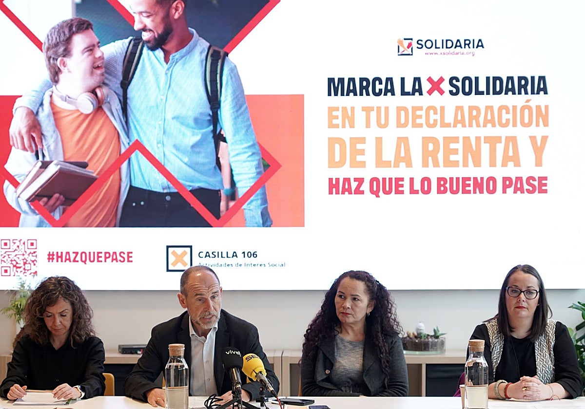 El presidente de la Plataforma de Organizaciones de Infancia de Castilla y León, Antonio Rodríguez; la directora de Comunicación de Plena Inclusión, Eva Martín; Moraima del Valle, beneficiaria de Red Íncola, y Jésica Joaquín, del Programa Tanit