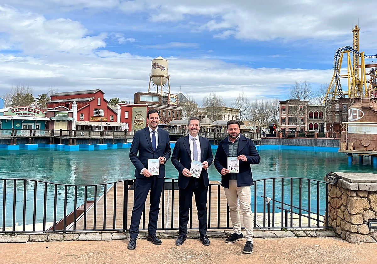 El consejero de Cultura de la Comunidad de Madrid, Mariano de Paco (en medio), presentando la nueva Guía de Turismo Familiar