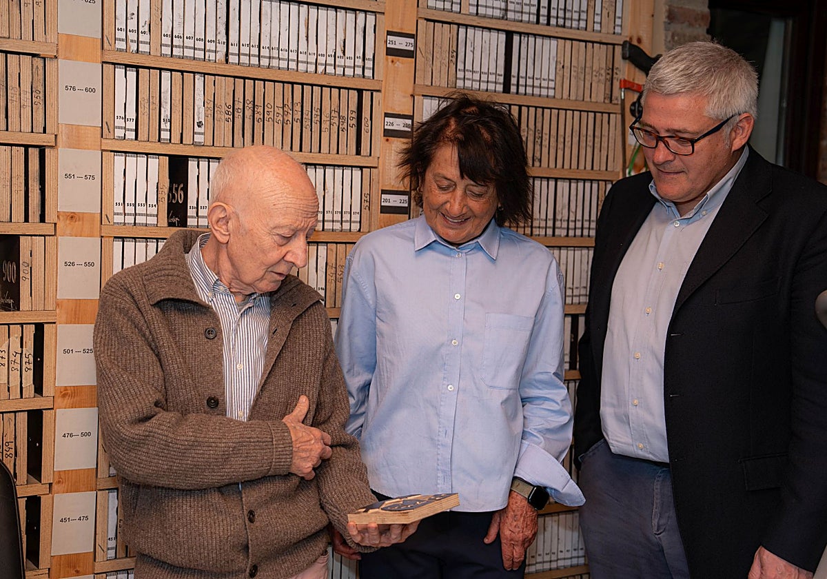 El escultor José Noriehga, junto a la hija de Miguel Delibes, Elisa Delibes y el director de la Fundación, Fernando Zamácola