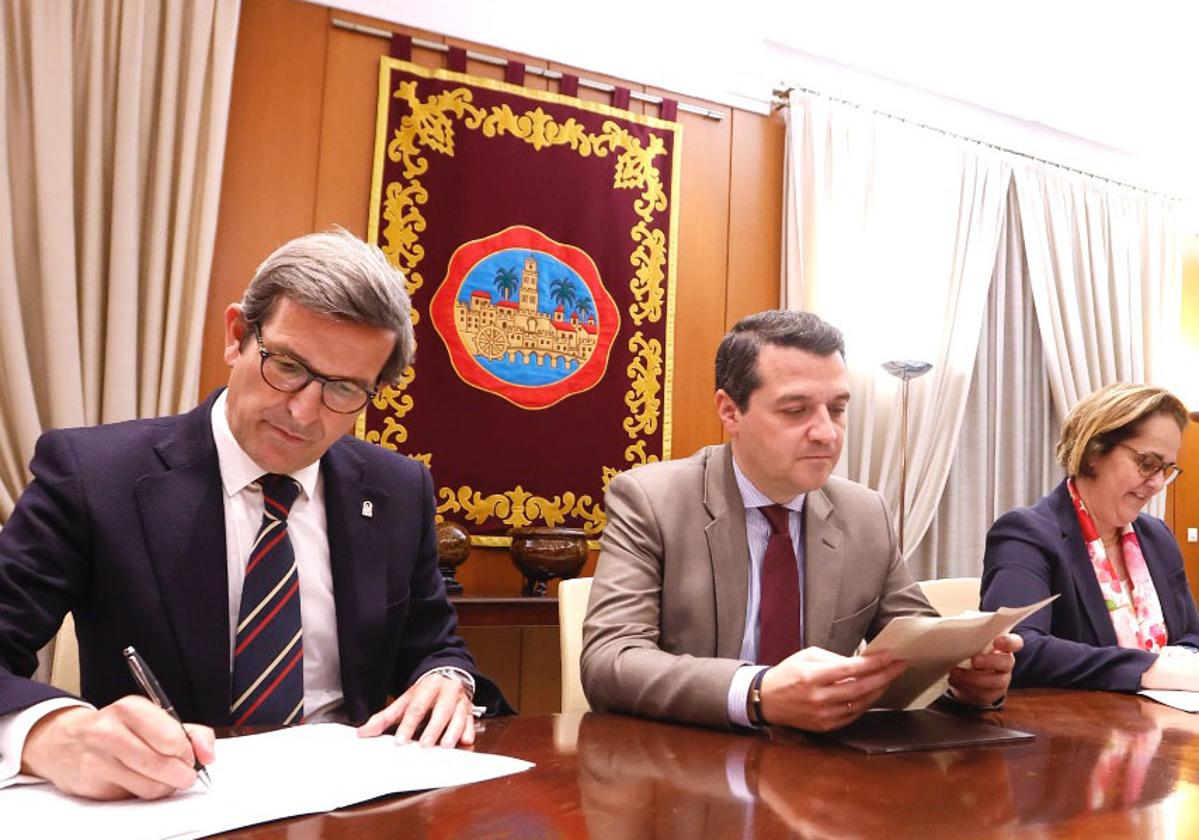 El consejero de Industria y el alcalde, este viernes en la firma del convenio