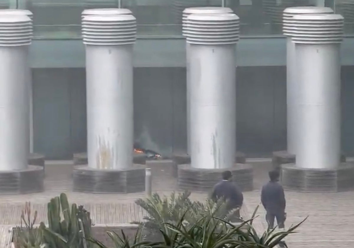 Las llamas en la terraza de la T1 del aeropuerto de Barcelona