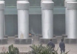 Los Bomberos tratan de sofocar un pequeño incendio en una de las terrazas del aeropuerto de Barcelona