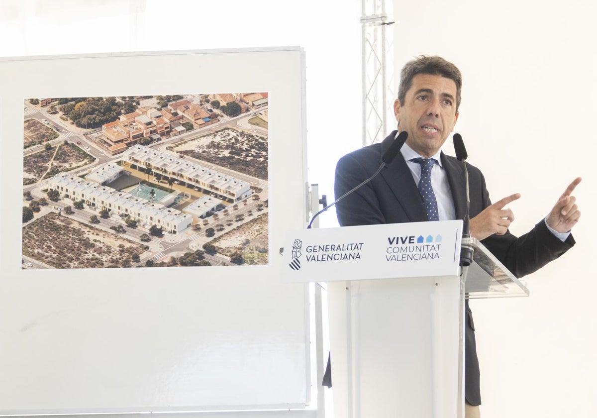 El presidente de la Generalitat, Carlos Mazón, visita las obras de construcción de viviendas de alquiler asequible del Pla Vive en el barrio alicantino de Rabasa