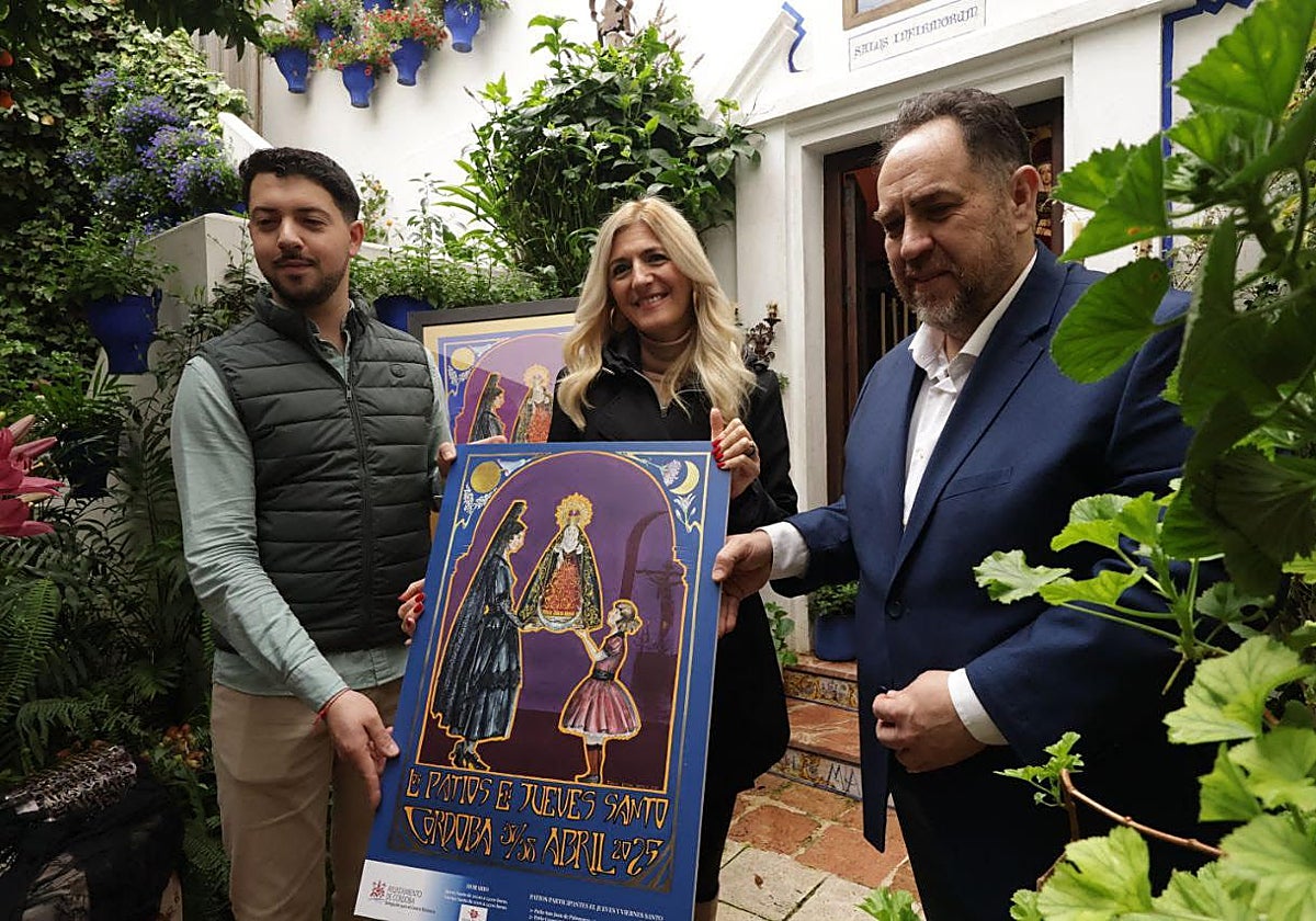 El artista Joaquín Bernal, Lourdes Morales y Rafael Barón, en la presentación de Patios de Pasión, el viernes