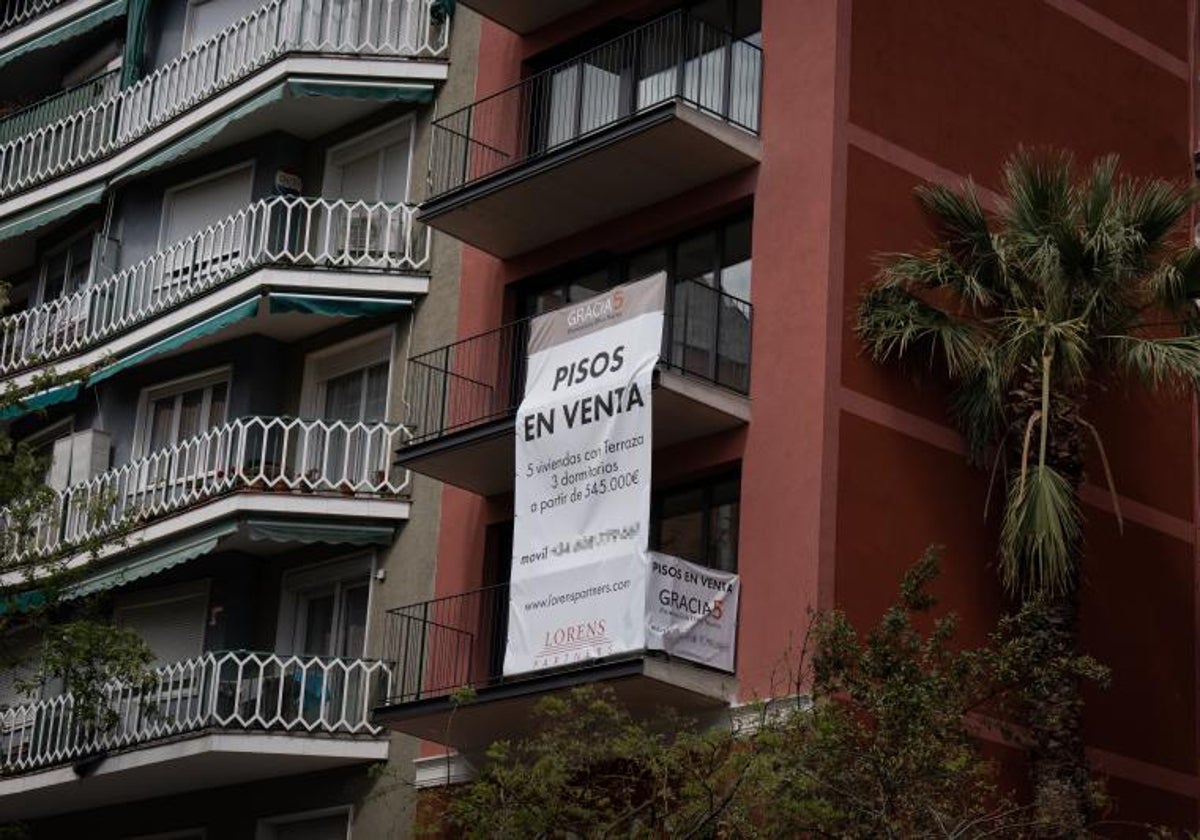 Imagen de archivo de un bloque de viviendas con pisos en venta