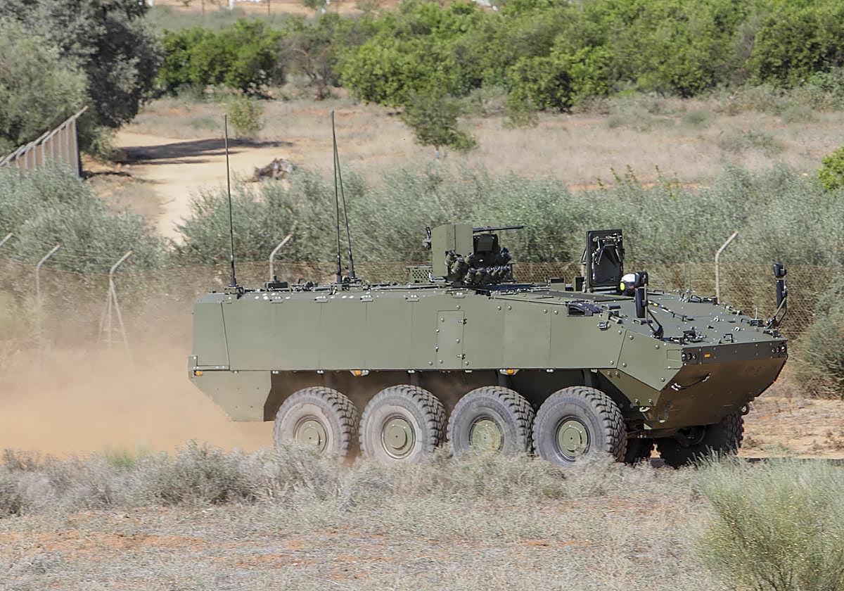 Uno de los blindados VCR 8x8 Dragón, en la fábrica de Santa Bárbara Sistemas, en Alcalá de Guadaíra (Sevilla)