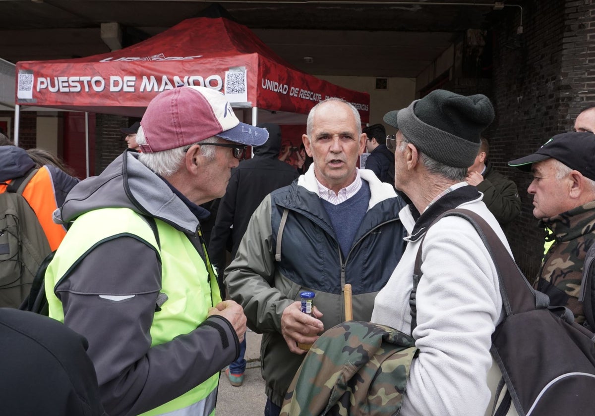 Eduardo Aranda, padre del joven desaparecido en Valladolid, conversa con voluntarios llegados desde Zaragoza en el puesto de mando de la batida de búsqueda desde Laguna de Duero