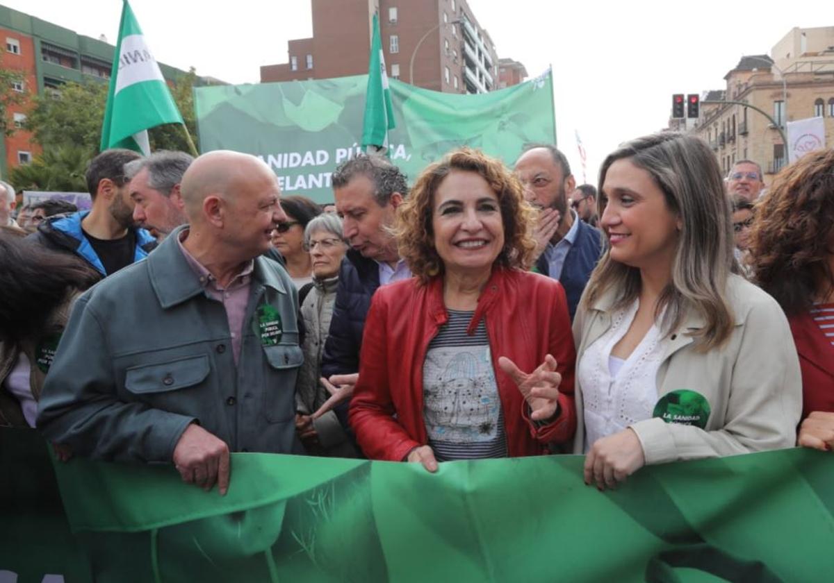 Montero, junto a compañeros de partido en la manifestación de este sábado