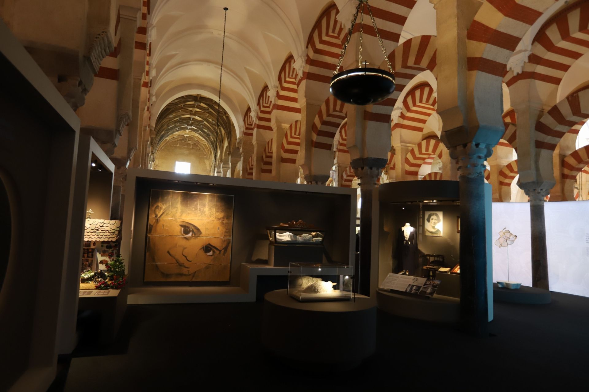 La espectacular exposición &#039;Símbolo: Luz de Nicea&#039; en la Mezquita Catedral, en imágenes