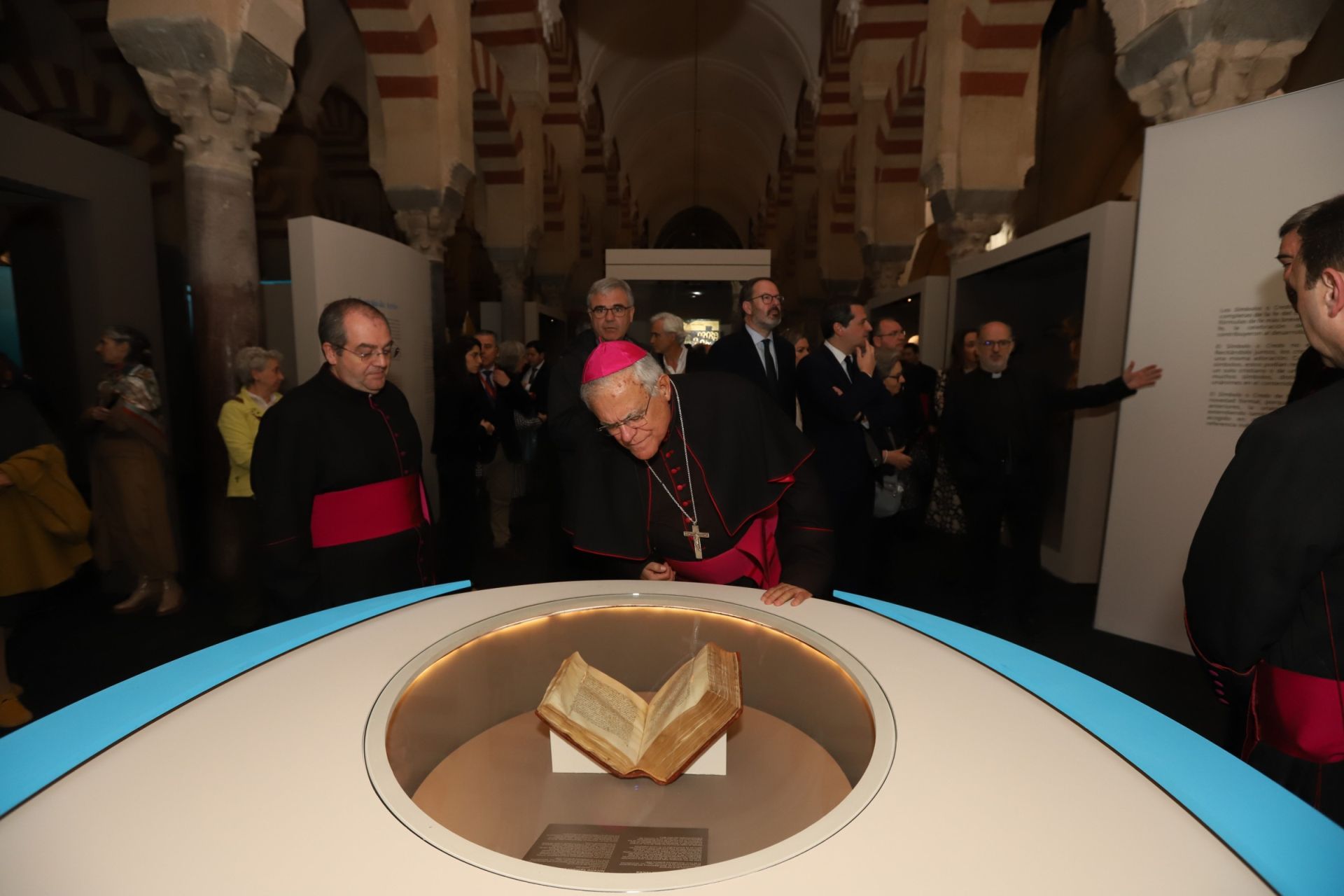 La espectacular exposición &#039;Símbolo: Luz de Nicea&#039; en la Mezquita Catedral, en imágenes