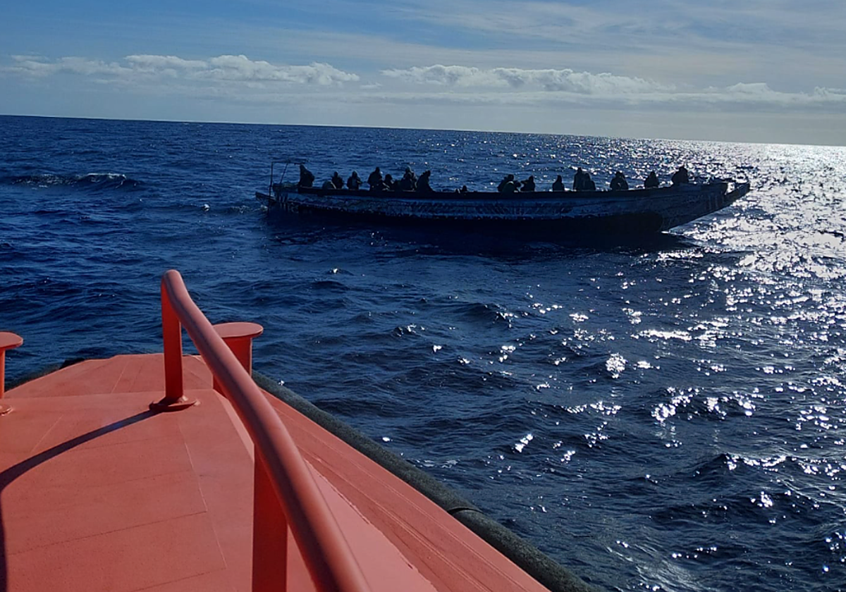 Cayuco localizado este mes de enero por el Helimer 204 y la salvamar Acrux cerca de La Restinga