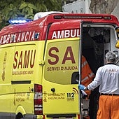 Muere una mujer tras caerle encima una farola derribada por un coche en Valencia