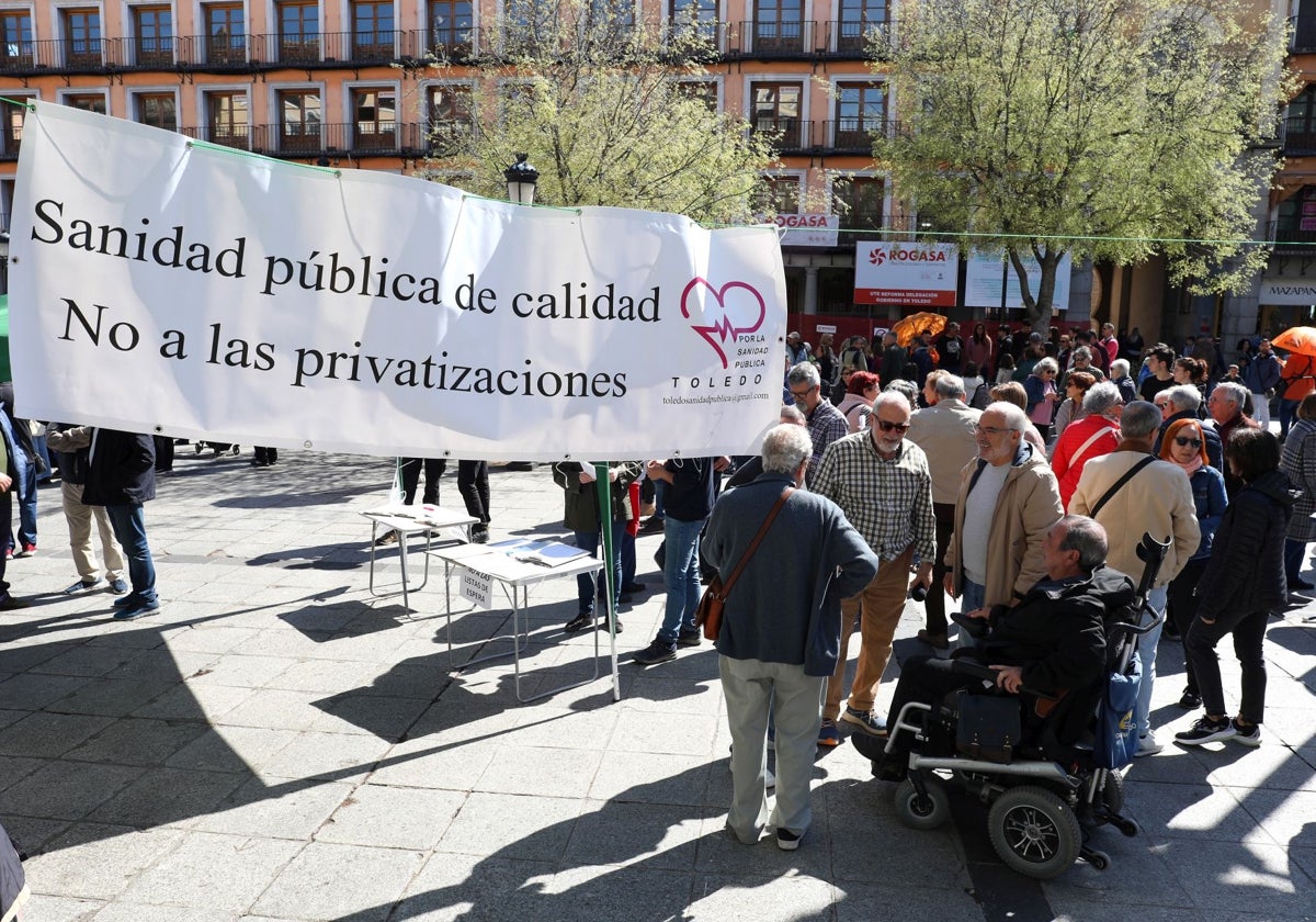 Algunos de los manifestantes por la defensa de la sanidad pública, en la plaza de Zocodover
