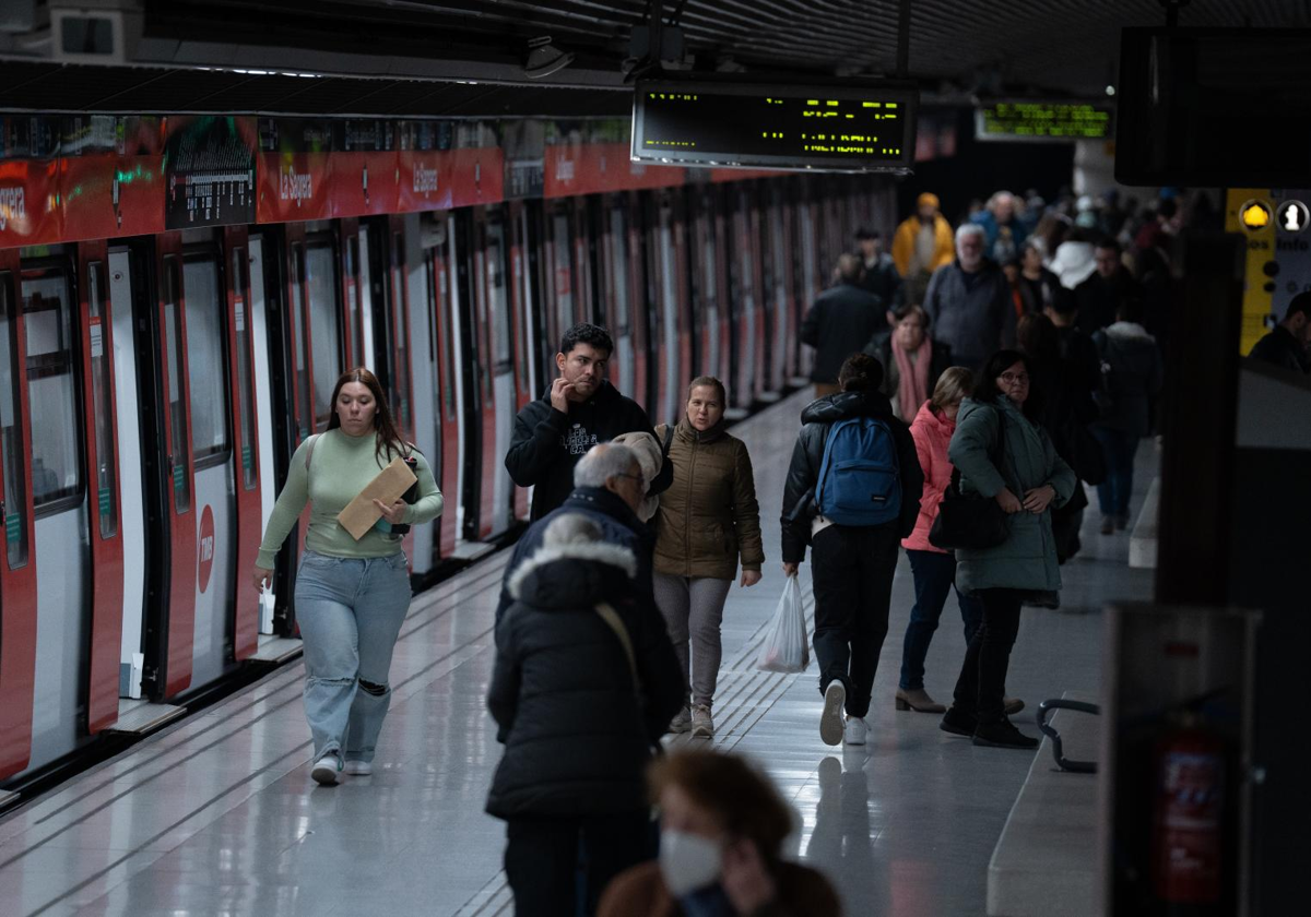 El andén de la estación de La Sagrera de la línea roja del metro de Barcelona