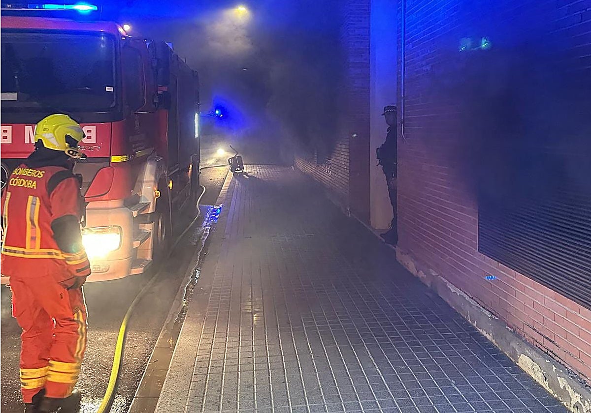 Un coche de bomberos durante la extinción del incendio en Villarrubia de Córdoba