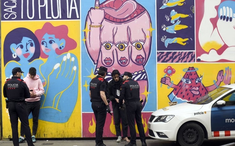 Imagen principal - Más de 1.000 agentes de los Mossos, la Policía Nacional y la Guardia Urbana se desplegaron el viernes en el área metropolitana de Barcelona para cercar a los mutlrirreincidentes. En las imágenes, registros en el Raval y en el metro de la capital catalana, durante el segundo turno del dispositivo, al que se sumó ABC.