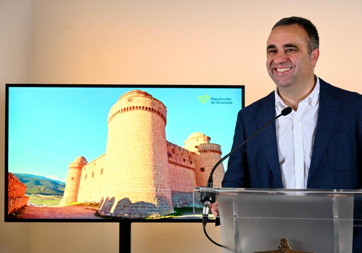 Francis Rodríguez, durante la presentación del proyecto, delante de una foto del precioso castillo