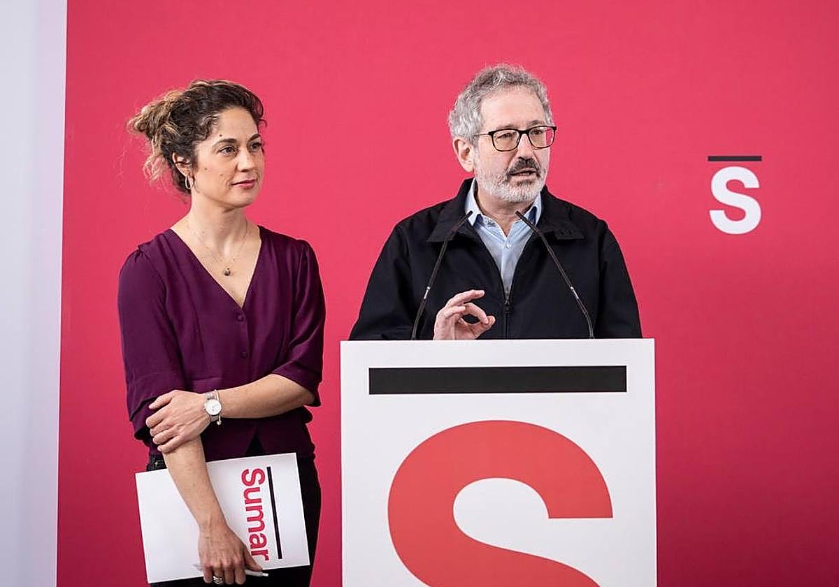 Los dos nuevos coordinadores de Sumar, Lara Hernández y Carlos Martín, este lunes, en rueda de prensa