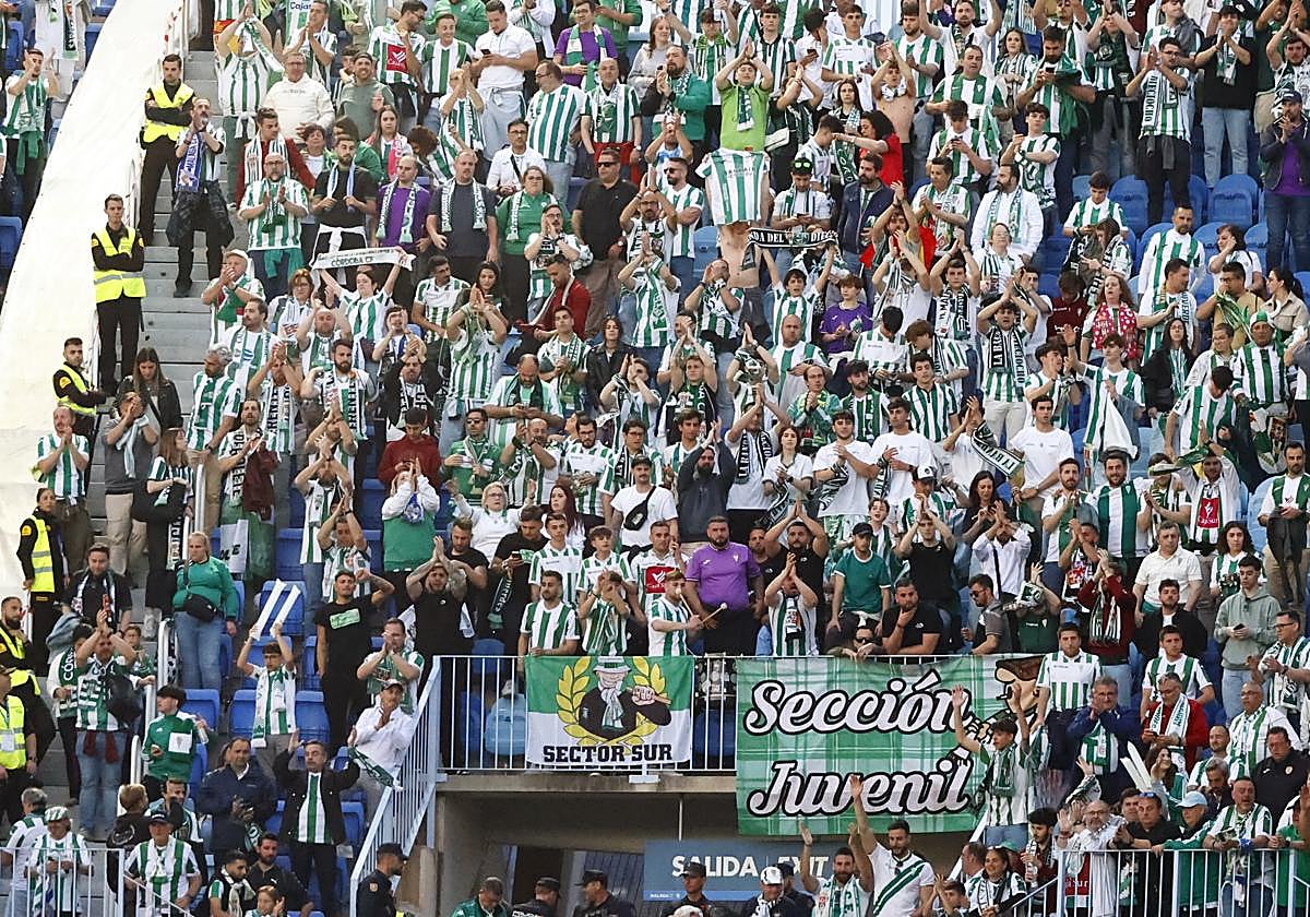 Aficionados cordobeses celebran el gol anotado por Jacobo en La Rosaleda