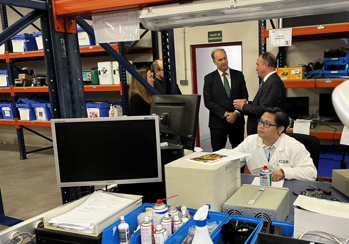 El consejero de Digitalización, Miguel López-Valverde, en un CPD en Tres Cantos