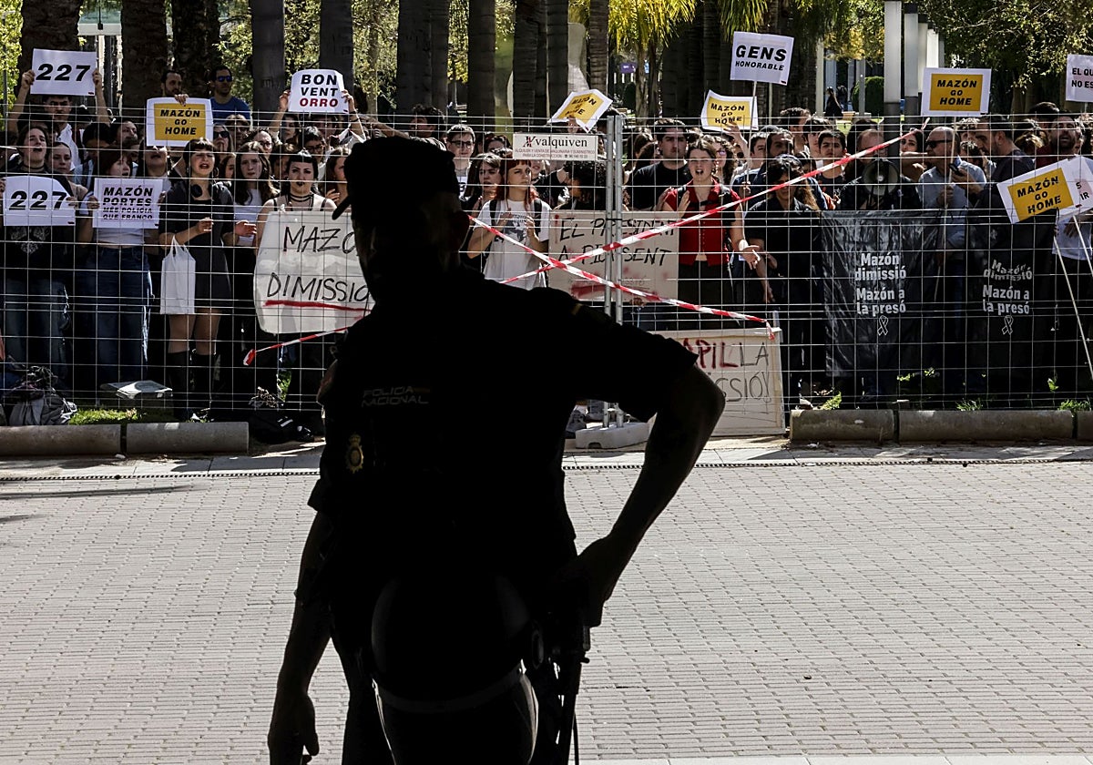 Imagen de la protesta contra el presidente de la Generalitat, Carlos Mazón, este lunes en la Universidad Politécnica de Valencia