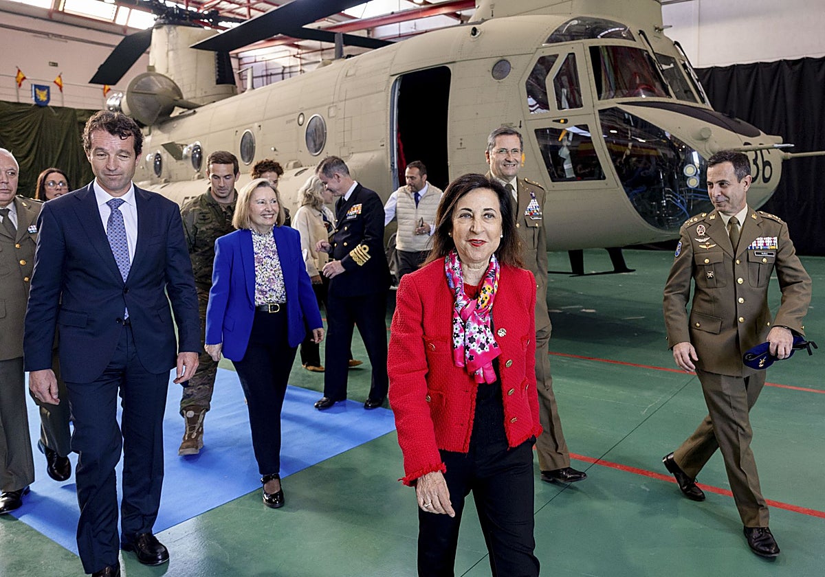 La ministra de Defensa, Margarita Robles, en la base Coronel Maté de las FAMET