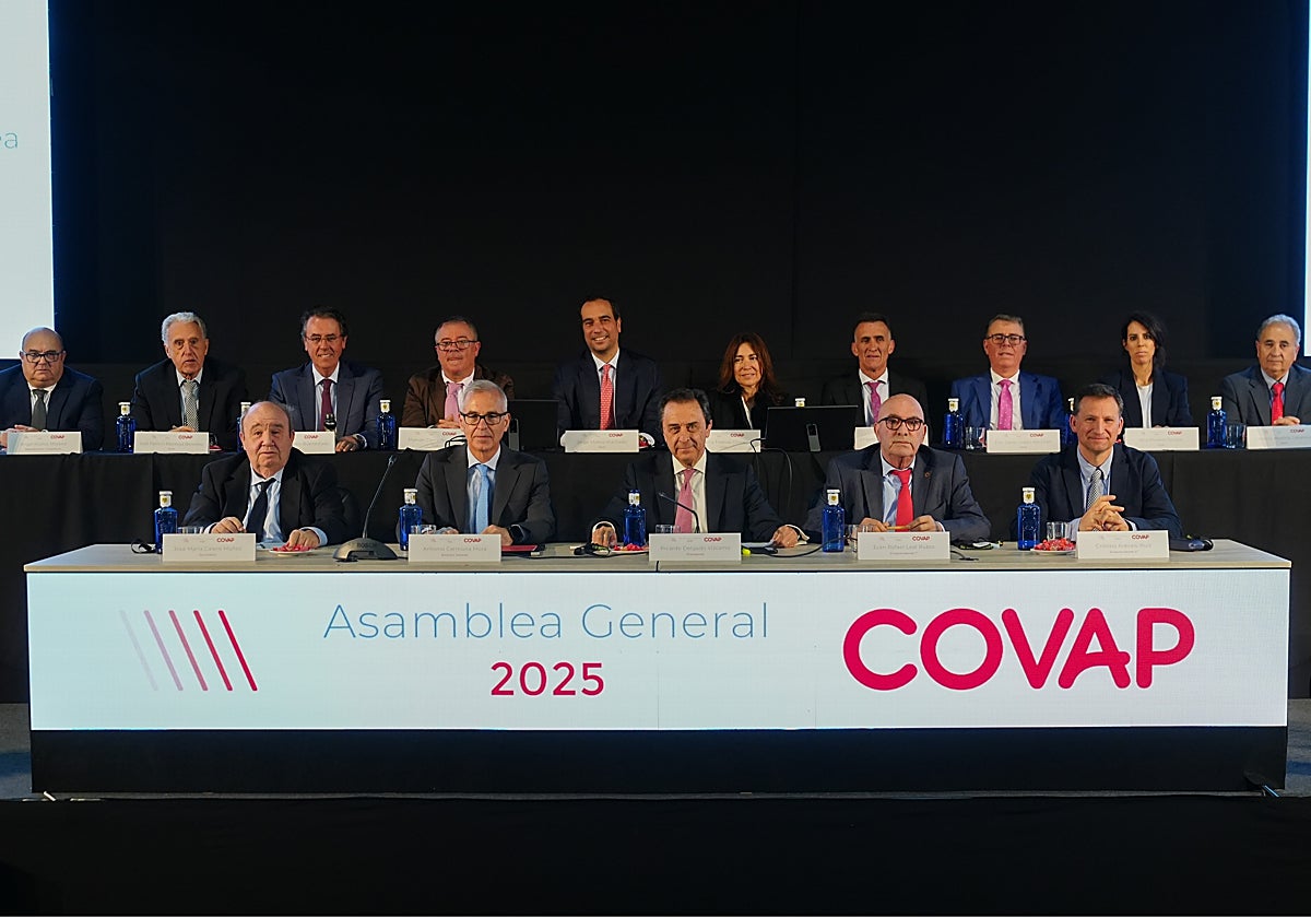 Los miembros del consejo rector del grupo cooperativo Covap en la asamblea general de este martes