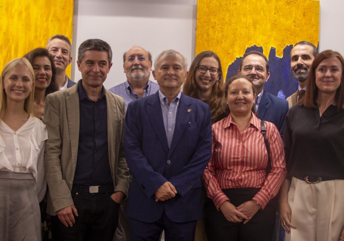 Candidatura del doctor Tomás Merina, en el centro de la imagen, que ganó las elecciones al Colegio de Médicos el 17 de diciembre